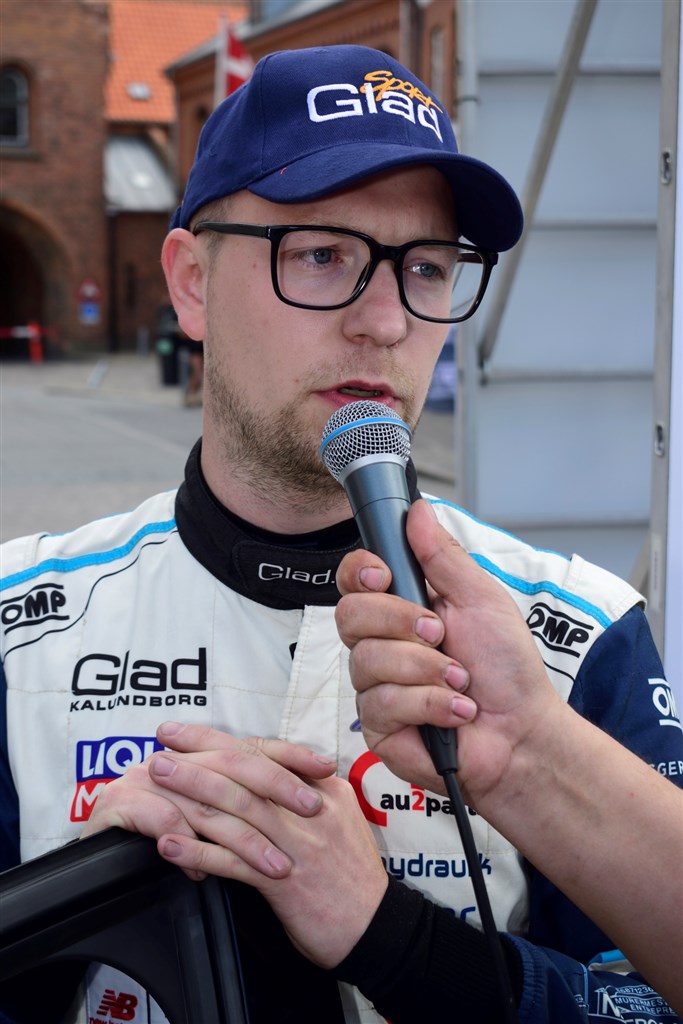 Jacob Madsen regnes for Danmarks største rallytalent i 25 år. Her interviewes han efter klassesejren i Rally Vestsjælland.
(Foto: Michael Eisenberg)